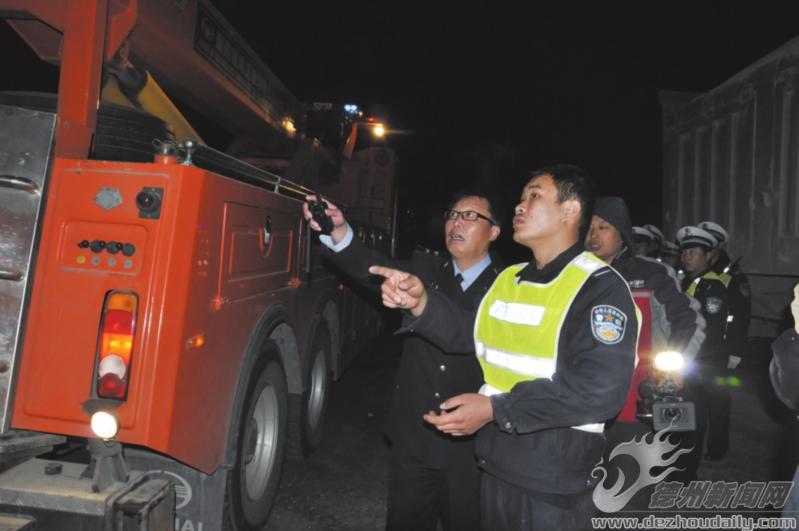 交警查扣違法重型貨車現(xiàn)場