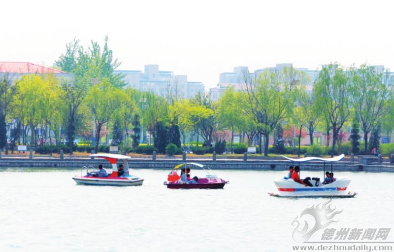 明月湖風(fēng)景區(qū) 年輕人劃船賞美景