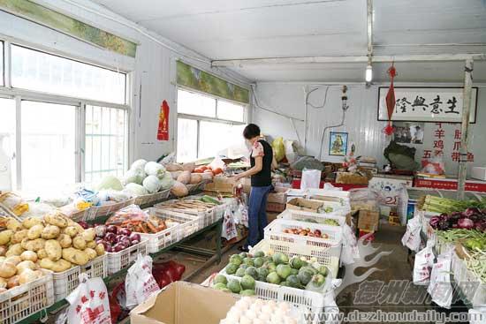 顧客在小申便民市場整齊的貨柜前選購食品。記者 張睿 攝