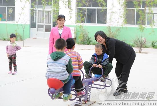 和孩子們快樂地做游戲。