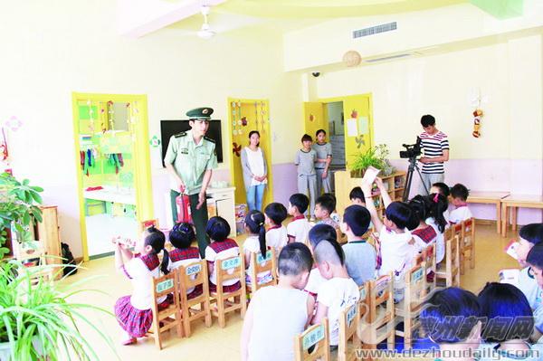 賈辰龍給幼兒園的孩子講解消防知識。