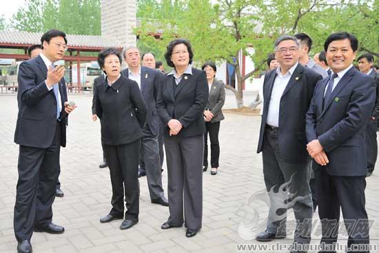 在黃河故道高效生態(tài)示范區(qū)，嚴(yán)雋琪聽取規(guī)劃介紹。