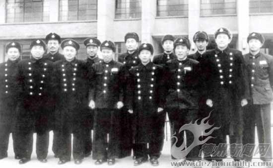 1951年，海軍初建時(shí)期主要負(fù)責(zé)人。后排左二為袁也烈。