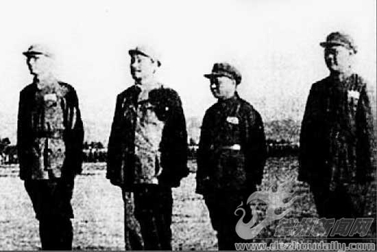     1950年建軍節(jié)檢閱山東部隊(duì)。左起：袁也烈、郭子化、王集成、廖容標(biāo)。